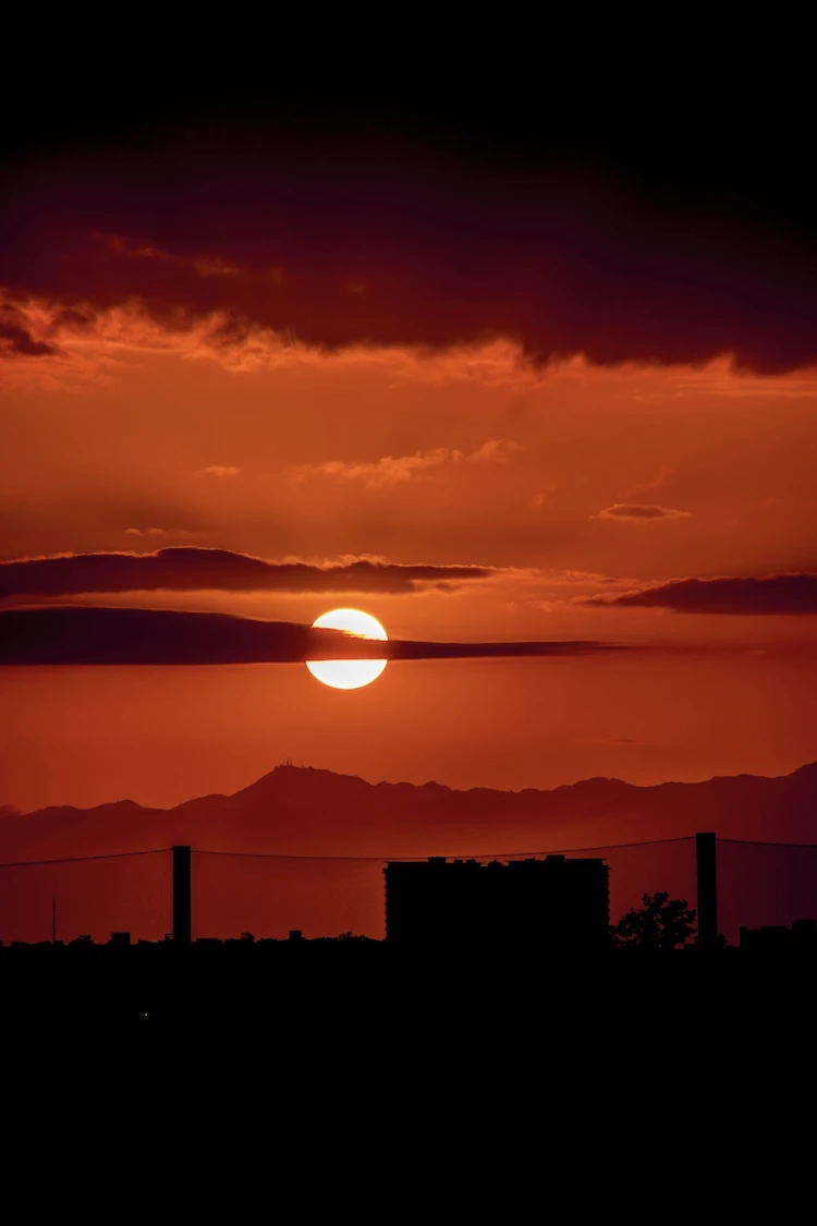 The Beauty and Benefits of Watching Sunrises and Sunsets